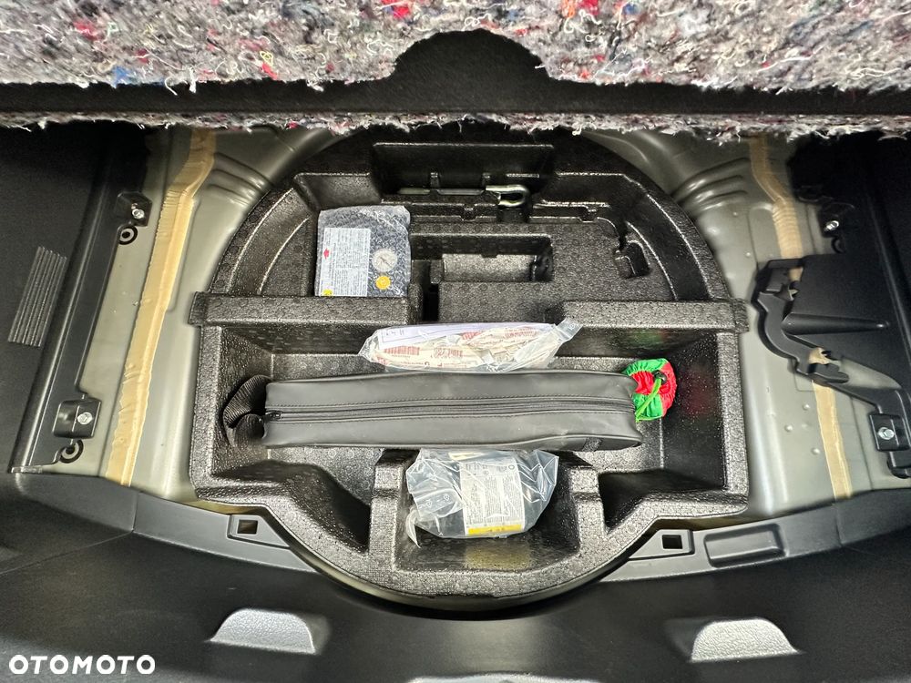 Toyota Yaris Hybrid 100 Business Edition - 22