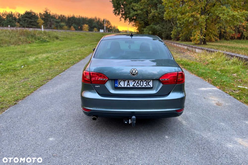 Volkswagen Jetta - 4