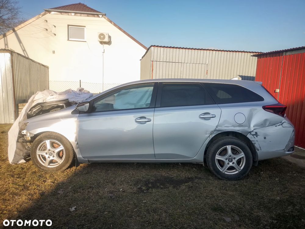 Toyota Auris 1.6 Premium - 1