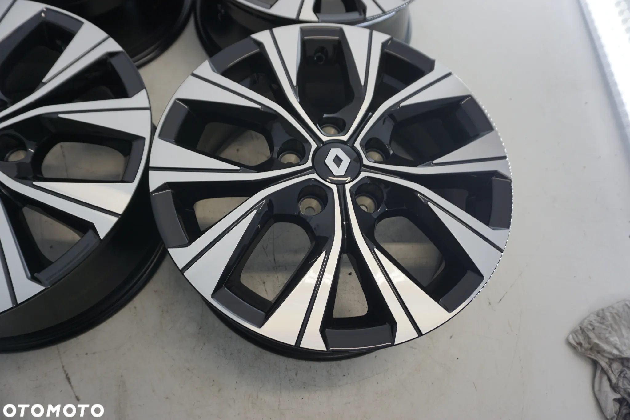 Felgi Aluminiowe  16 RENAULT TREFIC CAPTUR II ARCANA KADJAR KOLEOS LAGUNA III SCENIC MEGANE ZOE CAPTUR II MERCEDES CITAN 5X114,3 - 8