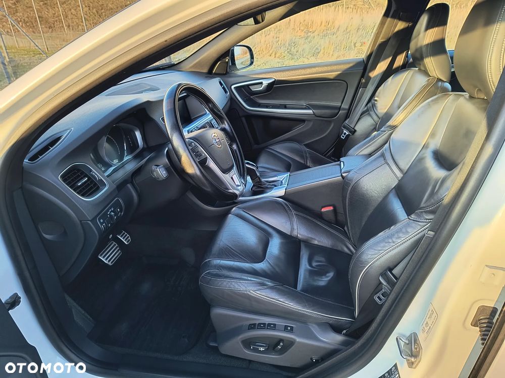 Volvo V60 D6 AWD Plug-in Hybrid Summum - 28