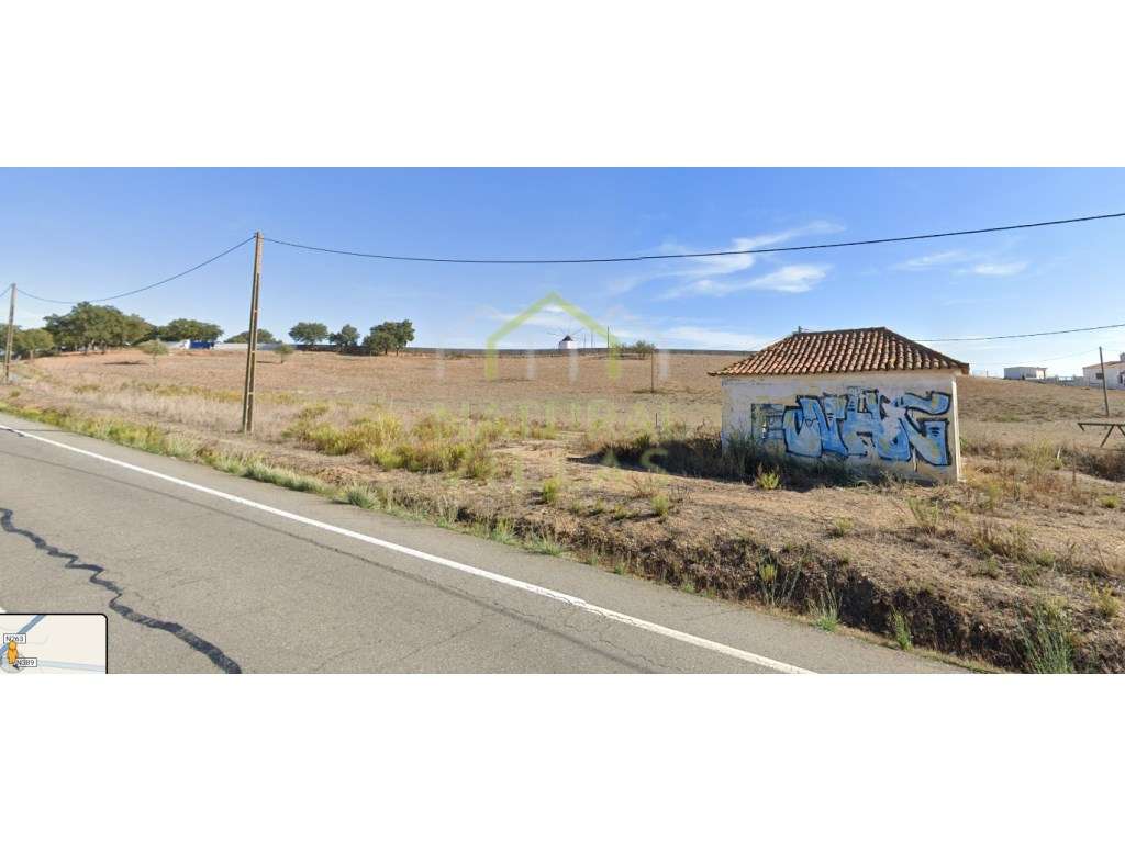 Moradia de 2 Pisos com Terreno em Santa Luzia, Beja - Grande imagem: 2/3