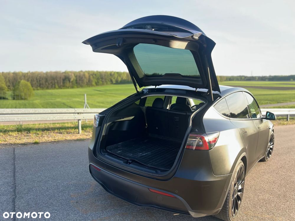 Tesla Model Y Long Range Dual Motor AWD - 8