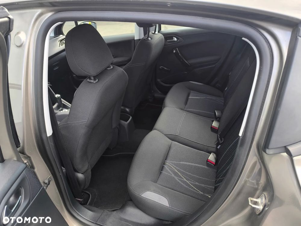 Peugeot 208 - 17