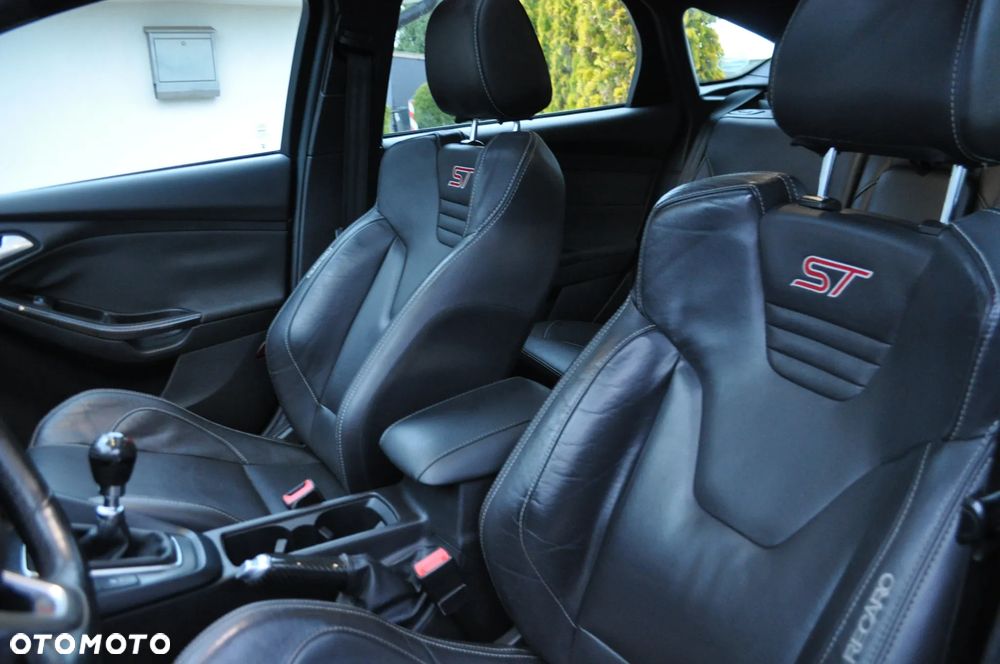 Ford Focus 2.0 EcoBoost ST - 17