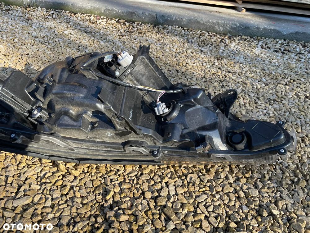 Lampa przednia prawa / reflektor TOYOTA RAV 4 V 2018 - 2025 - 2