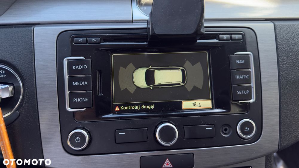 Volkswagen Passat 1.6 TDI BlueMotion Technology Comfortline - 24