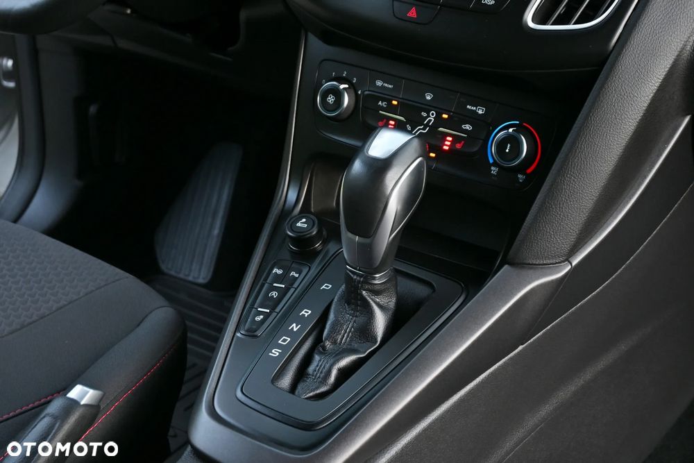 Ford Focus 1.5 EcoBoost ST-Line - 24
