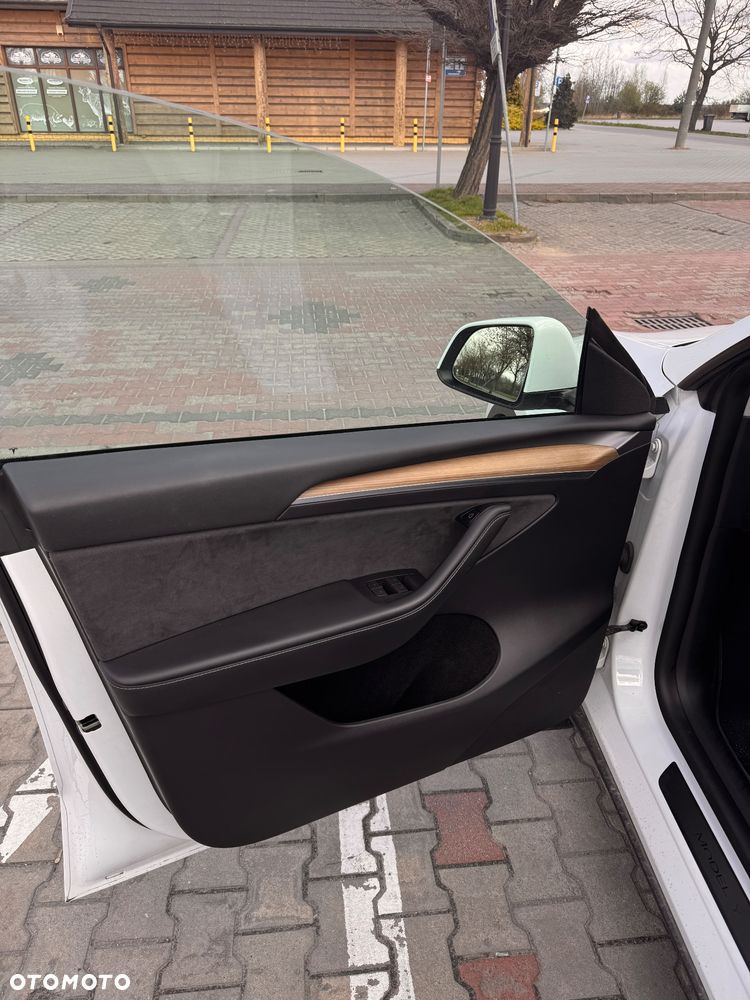 Tesla Model Y Long Range AWD - 36