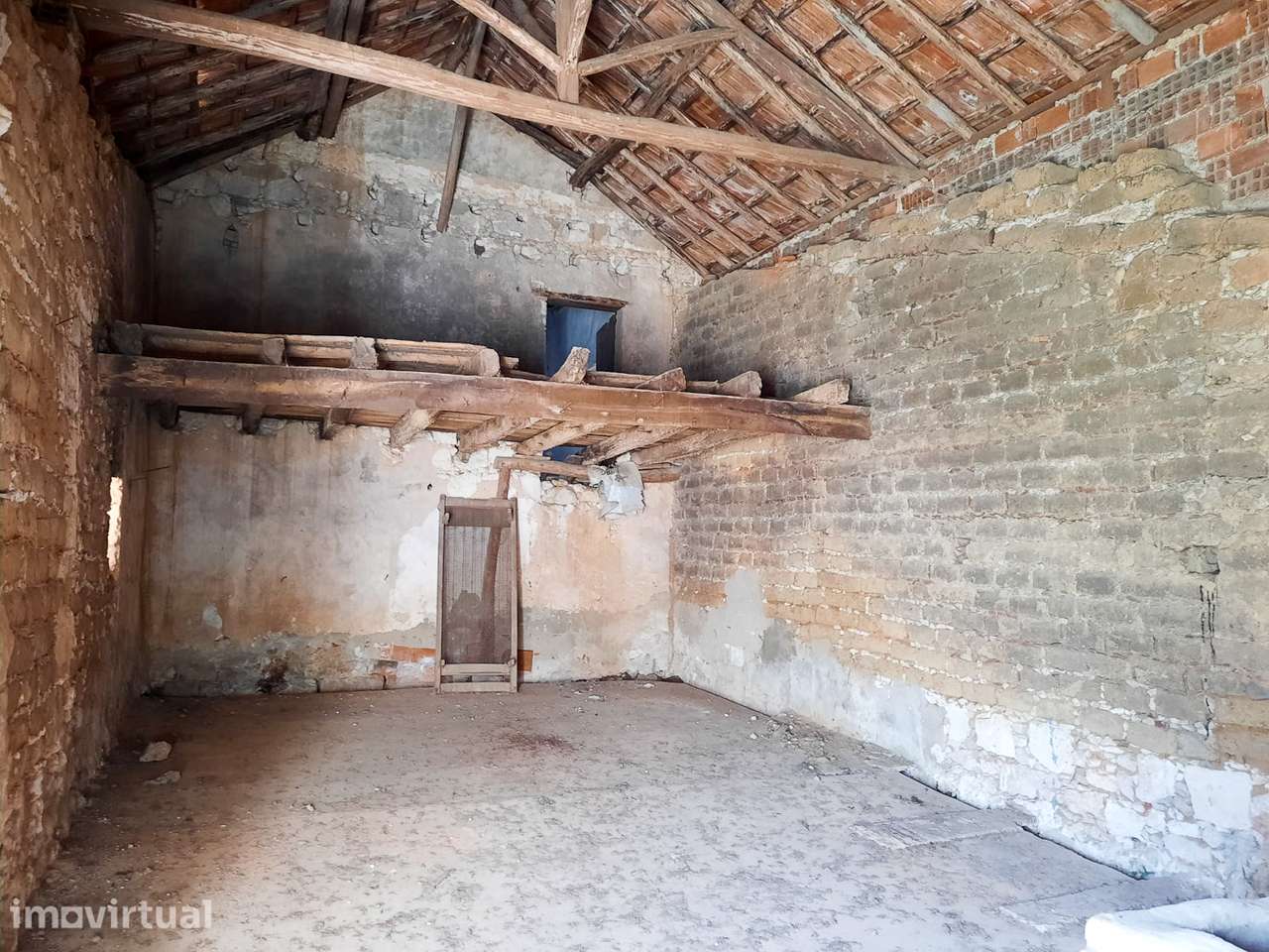 Moradia T2 com Adega para Reconstruir - Grande imagem: 2/12