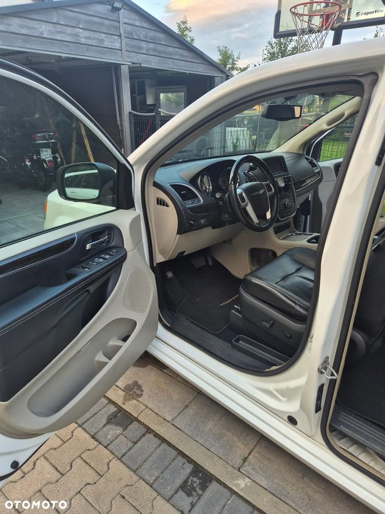 Chrysler Town & Country 3.6 Limited - 15