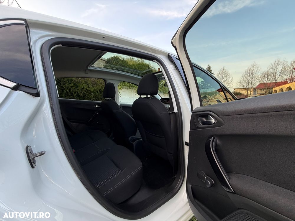 Peugeot 208 PureTech 82 Start & Stop Allure - 17