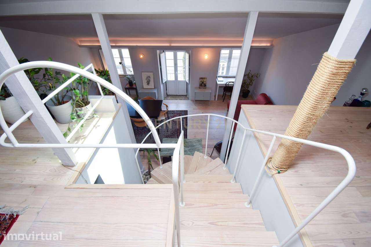 Apartamento com mezzanine e potencial de reconversão na Estrela - Grande imagem: 4/17