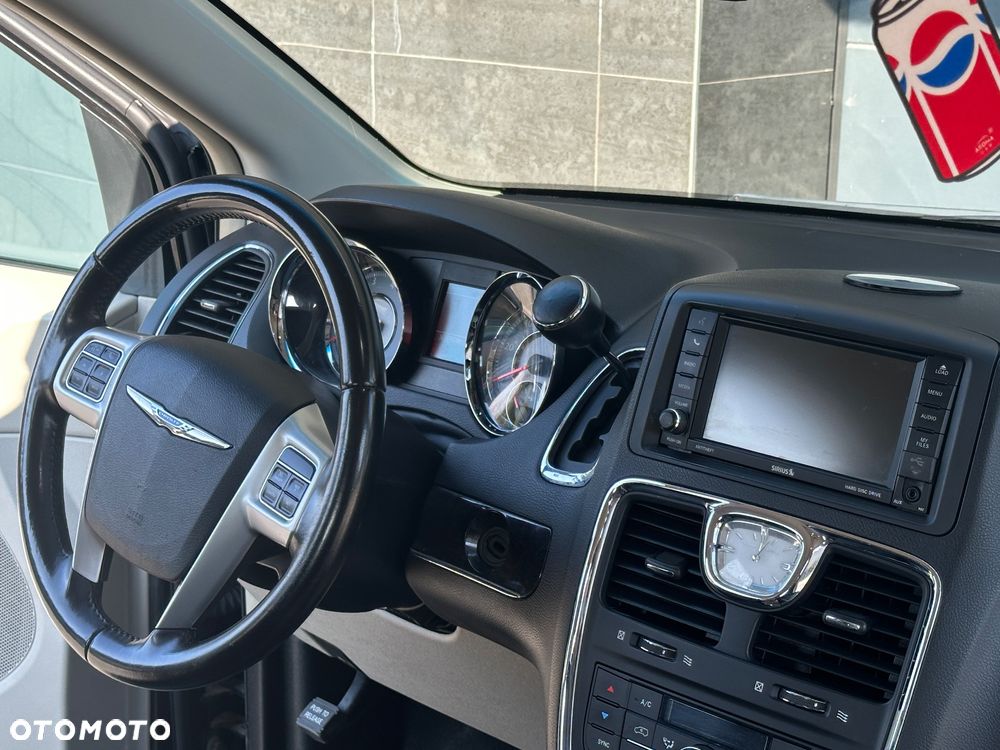 Chrysler Town & Country - 11