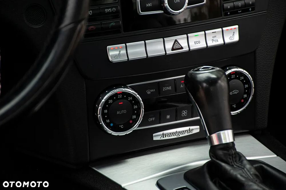 Mercedes-Benz Klasa C 180 BlueEFFICIENCY 7G-TRONIC Avantgarde - 31