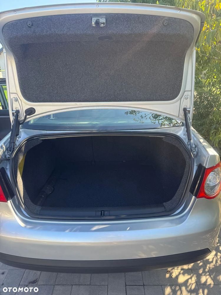 Volkswagen Jetta 1.9 TDI Trendline - 9