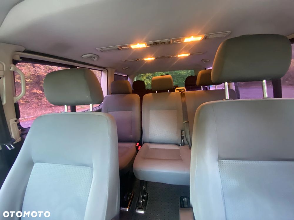 Volkswagen Caravelle - 9