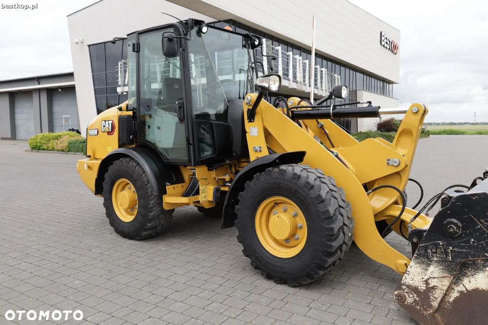 Caterpillar CAT 906M - 3