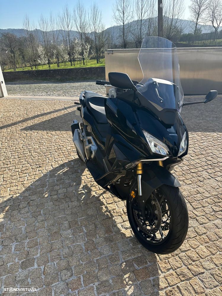 Honda Forza maxi scooter - 4