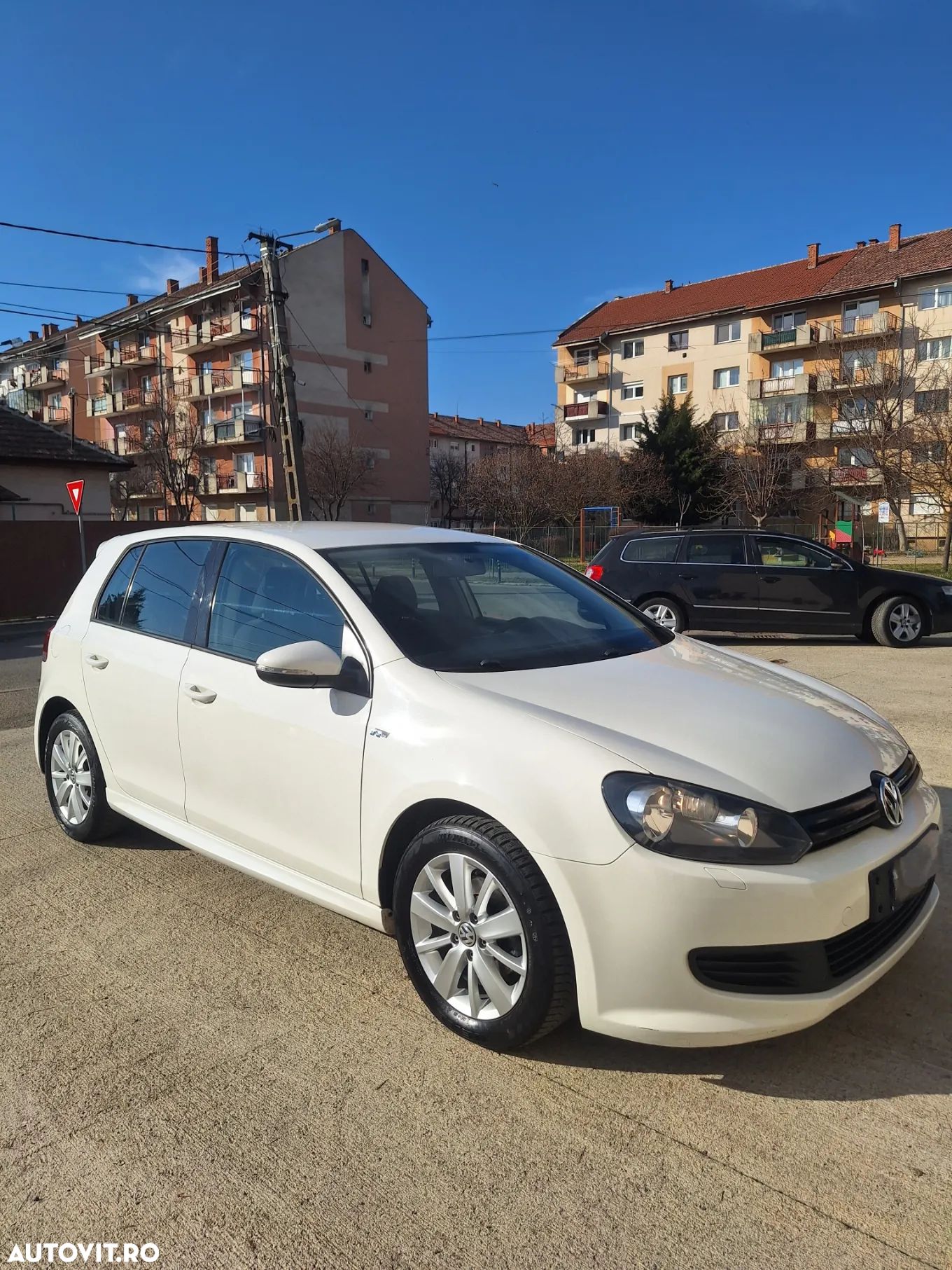 Volkswagen Golf - 1
