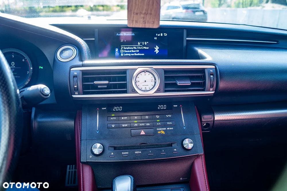 Lexus RC 200t / 300 F Sport - 27