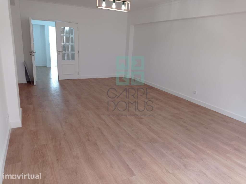 Apartamento T3 - renovado, c/ estacionamento, na Estrada da Luz - L... - Grande imagem: 3/31