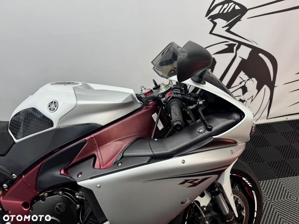 Yamaha R1 - 32