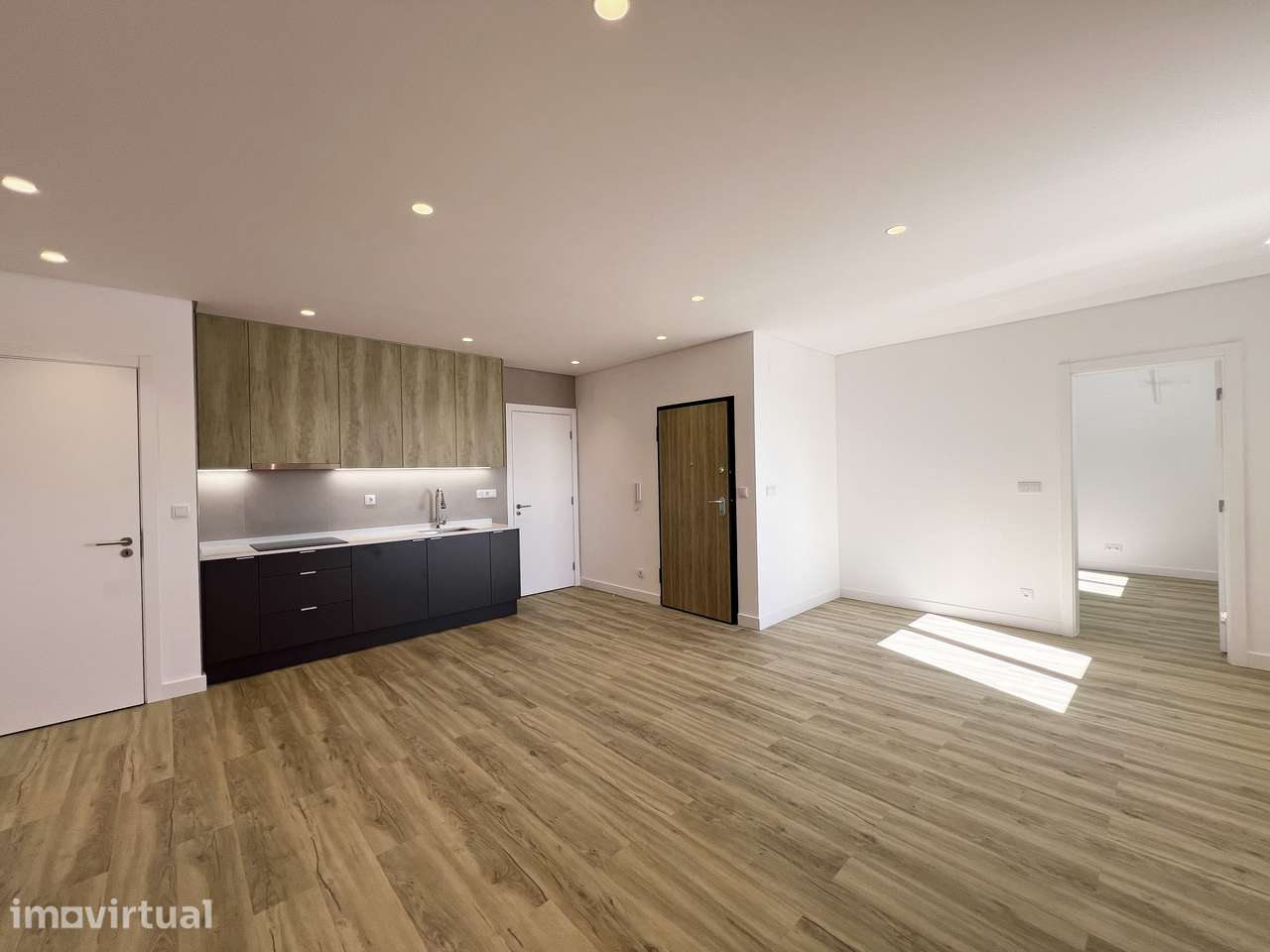 EXCELENTE OPORTUNIDADE DE INVESTIMENTO NA ERICEIRA - ESPAÇO REMODELADO - Grande imagem: 2/44