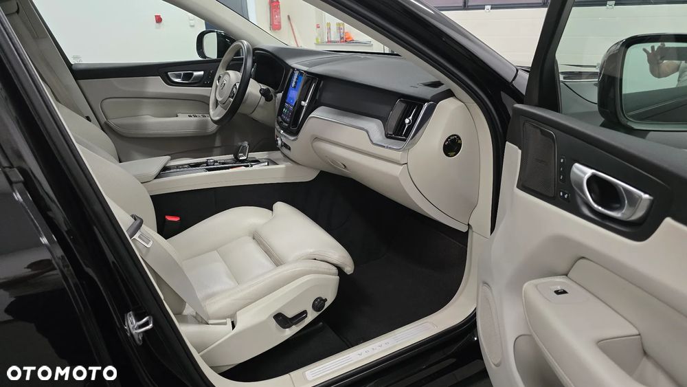 Volvo XC 60 B4 D Plus Dark - 9