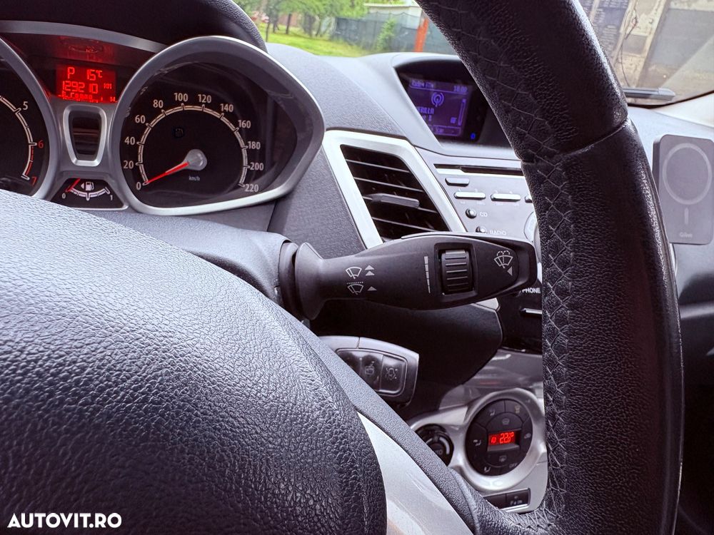 Ford Fiesta 1.4 Autom. Titanium - 19