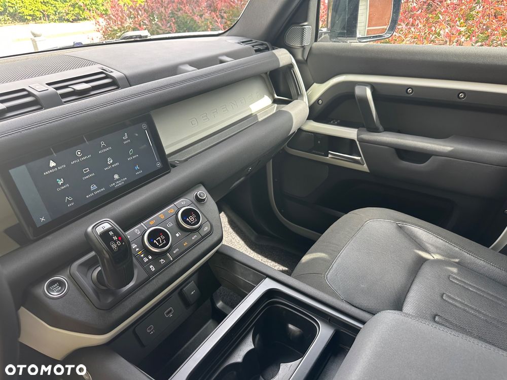 Land Rover Defender 110 2.0 D240 SE - 12