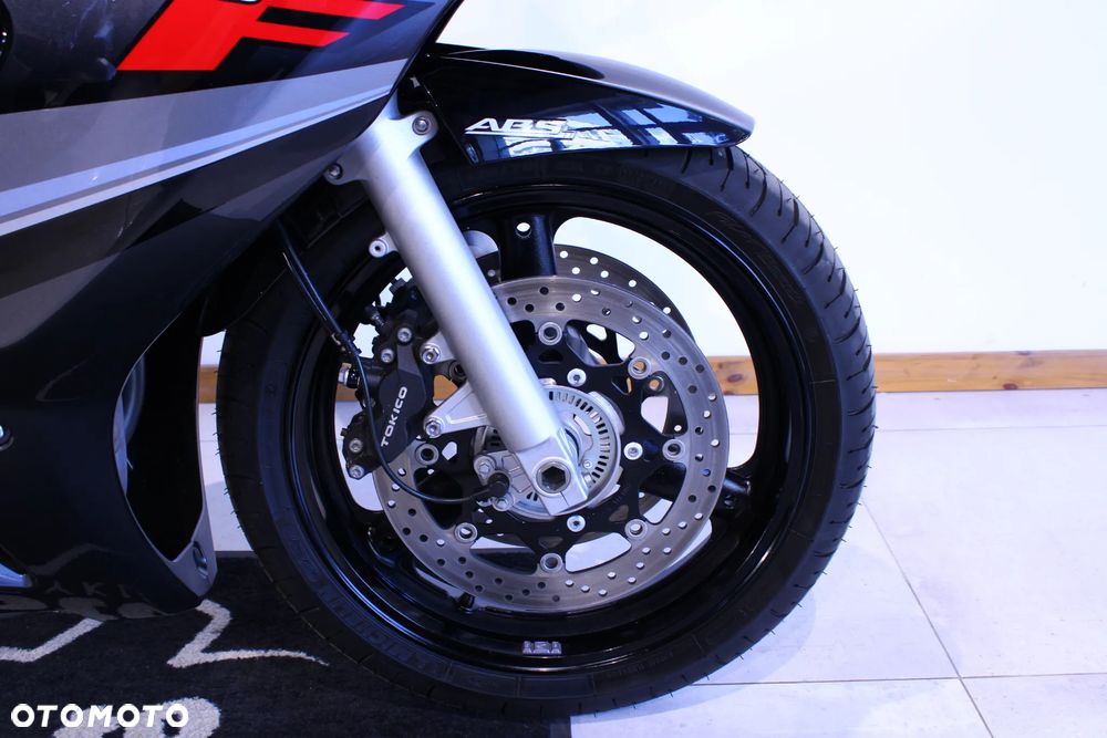 Suzuki GSX - 27