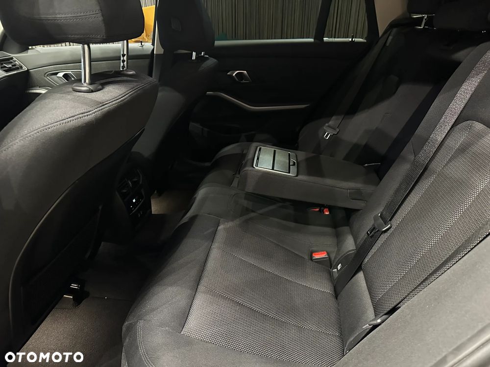 BMW Seria 3 320d mHEV - 17