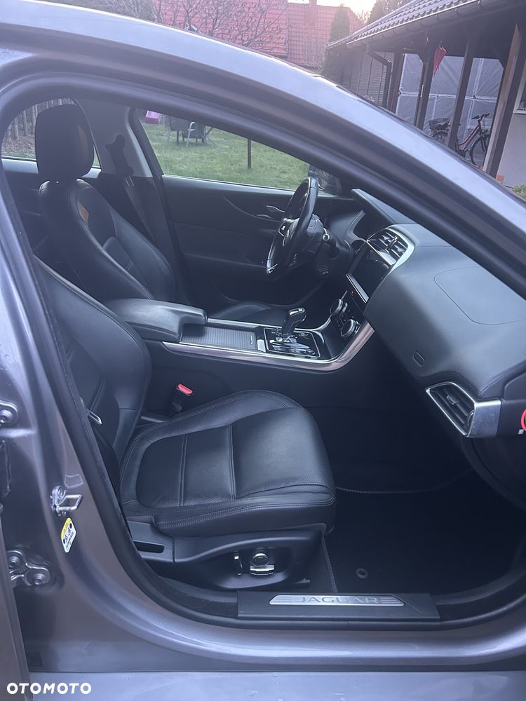 Jaguar XE 20d Prestige - 19