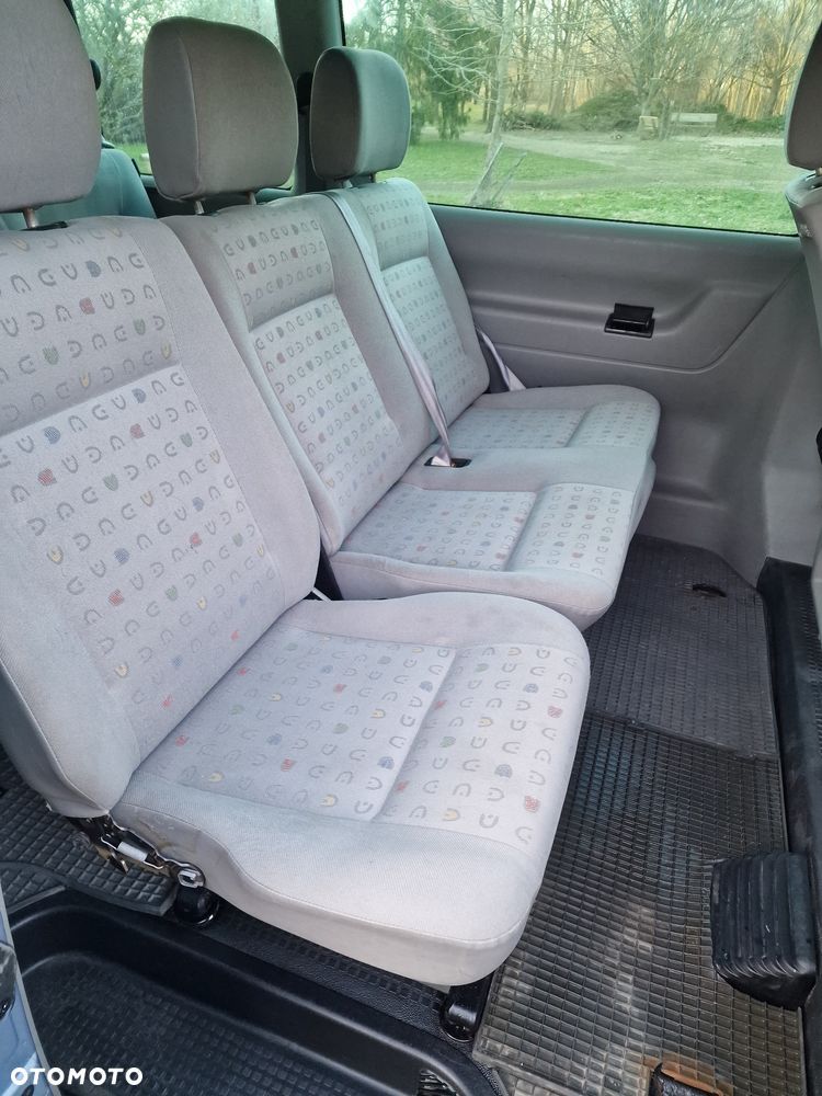 Volkswagen Caravelle - 10