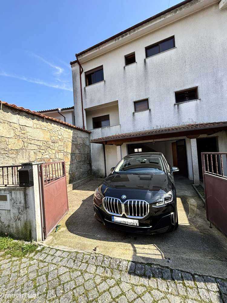 Moradia geminada T3, 3 pisos, c/ garagem p/ 2 carros + lugar exterior - Grande imagem: 2/26