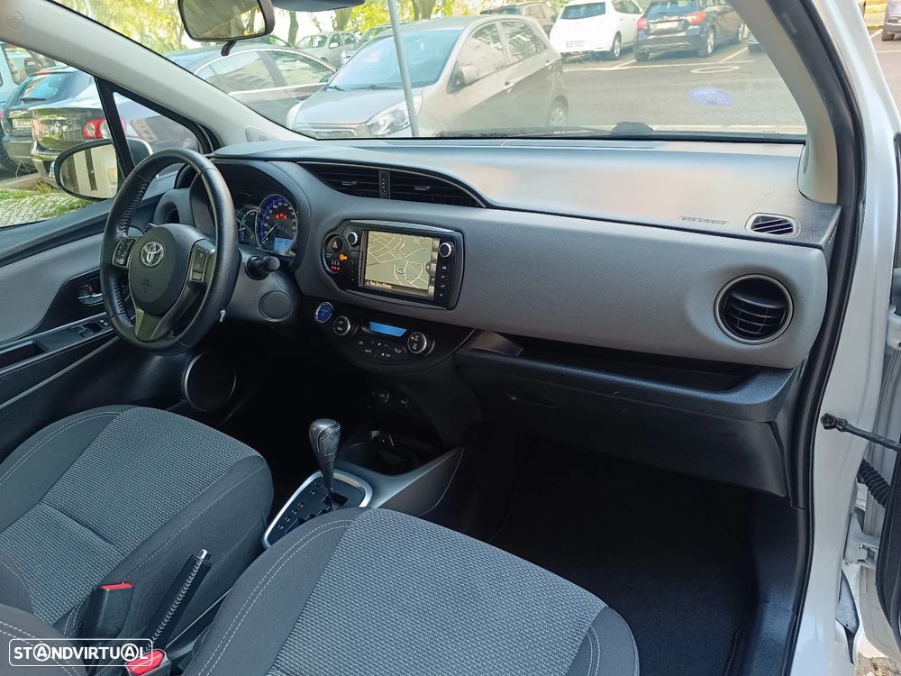 Toyota Yaris 1.5 HSD Comfort+Navi - 17