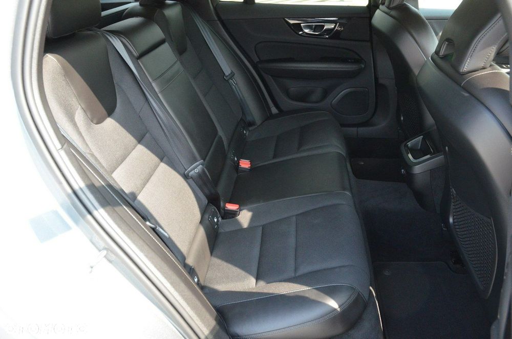 Volvo V60 D4 Geartronic Momentum - 33