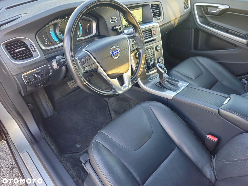 Volvo V60 D6 AWD Plug-in Hybrid Momentum - 12