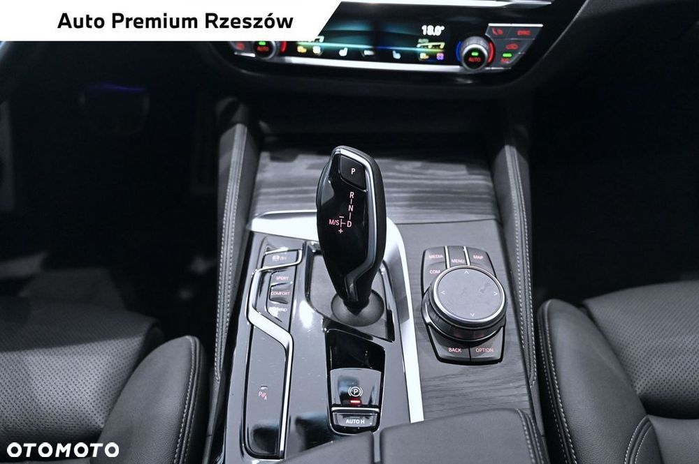 BMW Seria 5 530d xDrive mHEV - 16