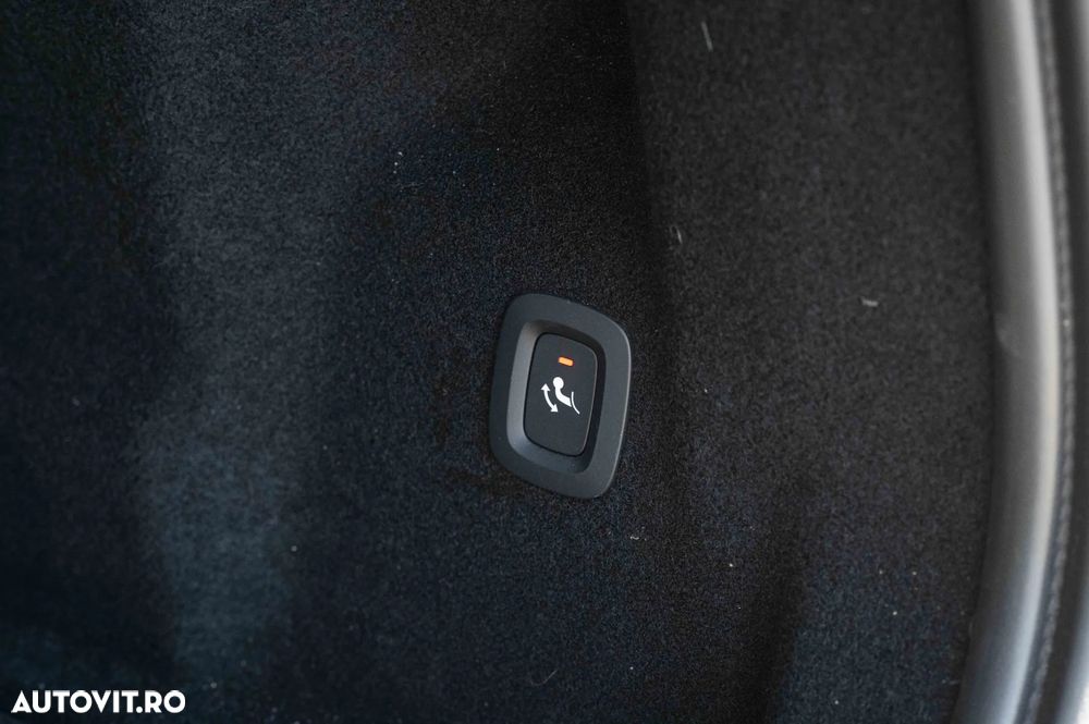 Volvo XC 60 B4 D AWD Plus Dark - 17