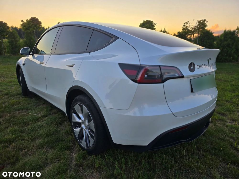 Tesla Model Y - 10