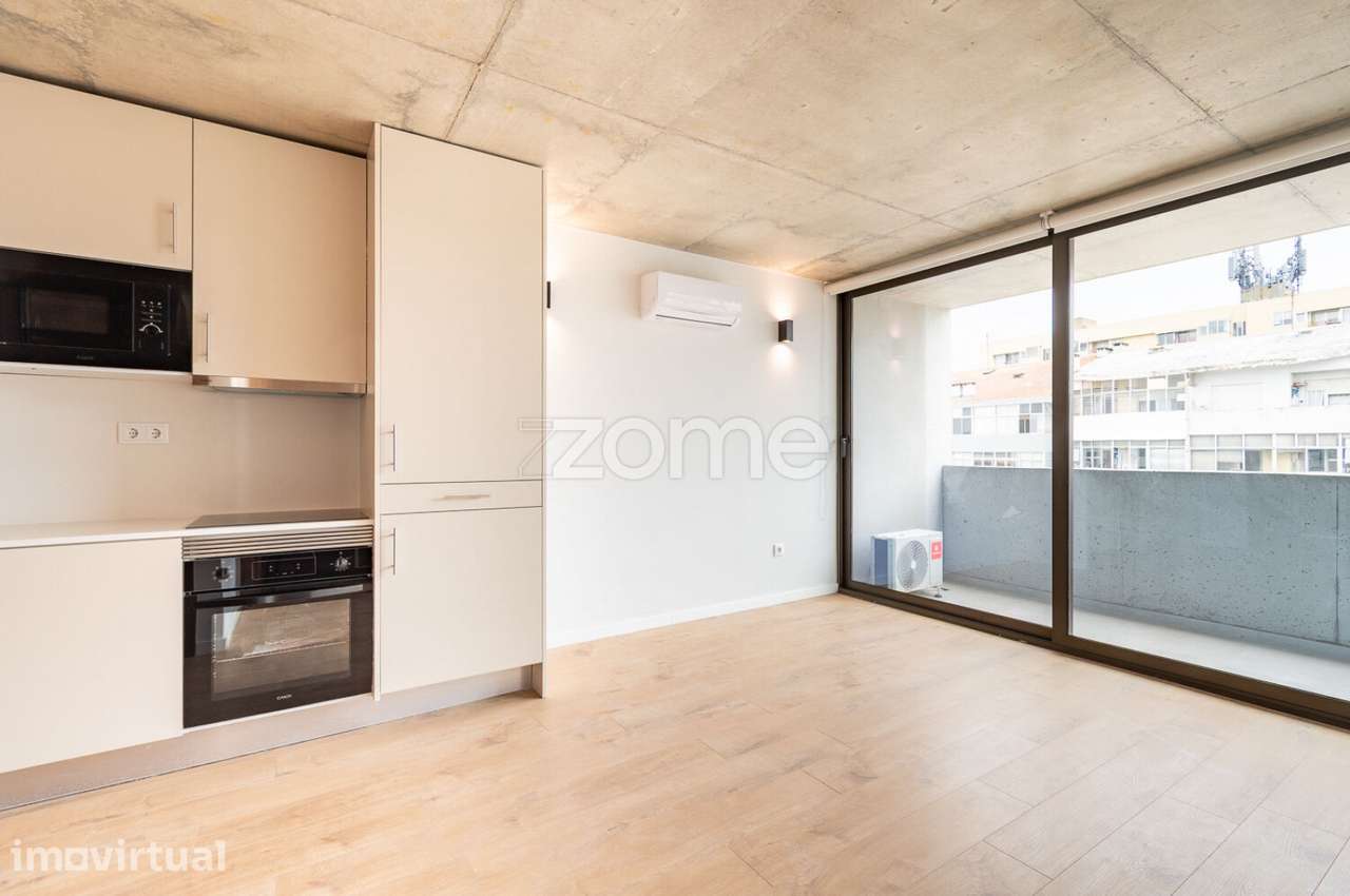 Apartamento T1 com varanda e lugar de garagem em Monte dos Burgos - Grande imagem: 5/24
