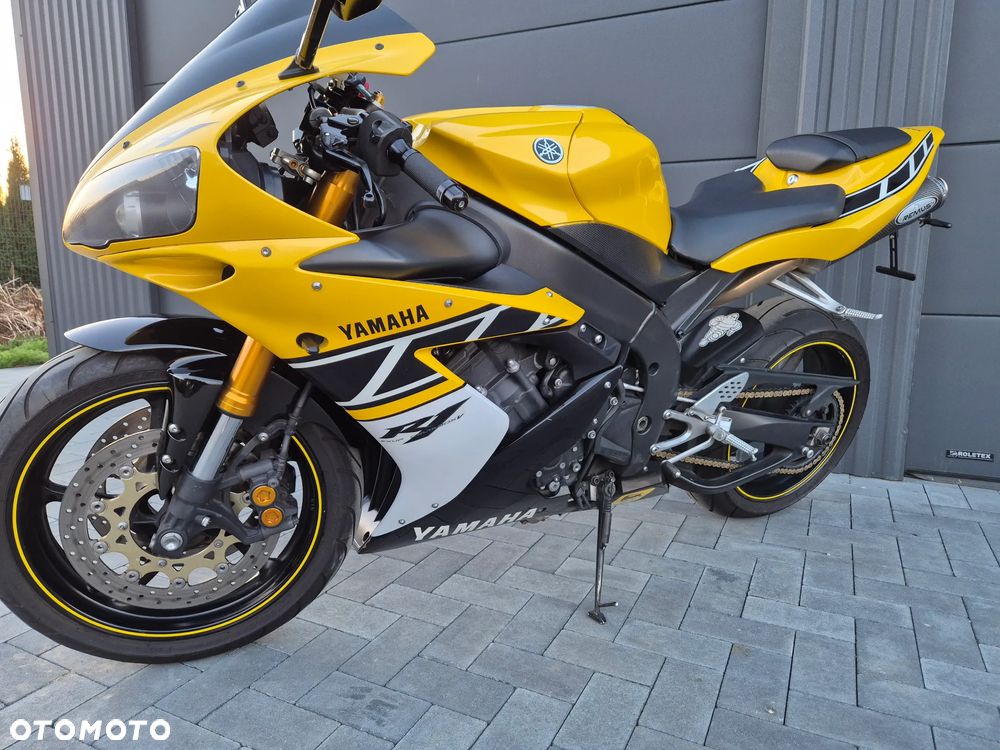 Yamaha R1 - 8