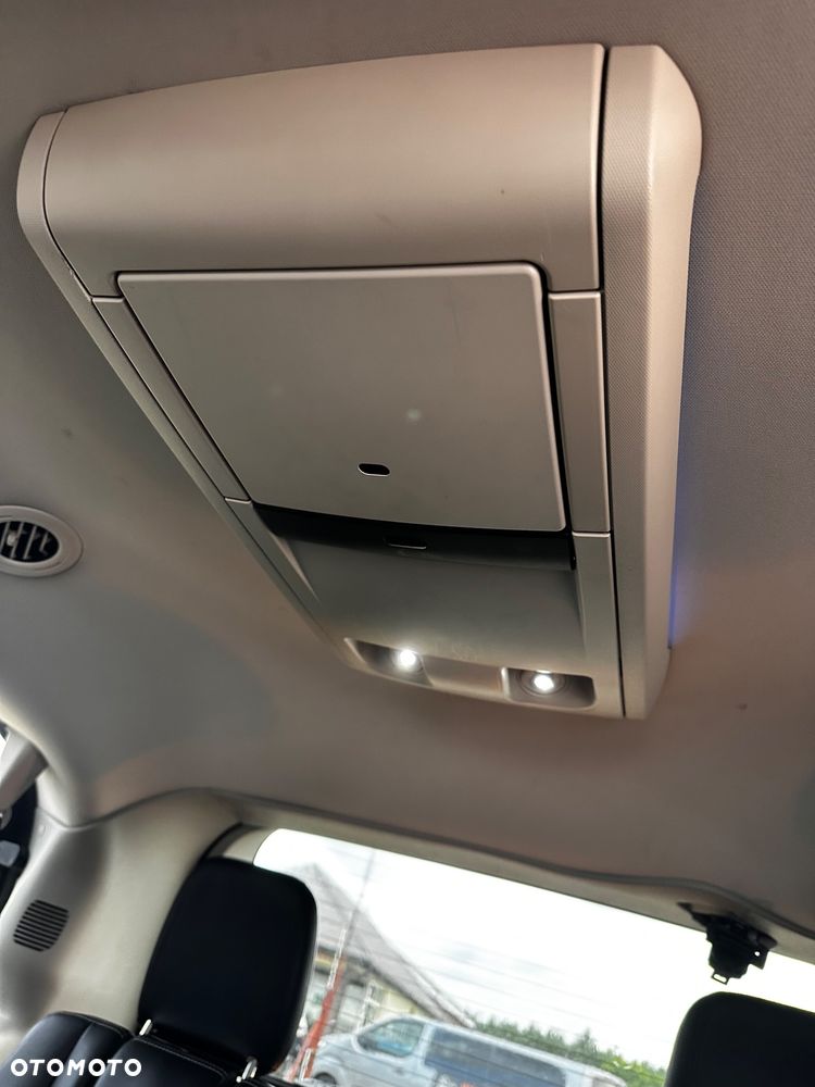 Chrysler Town & Country - 24