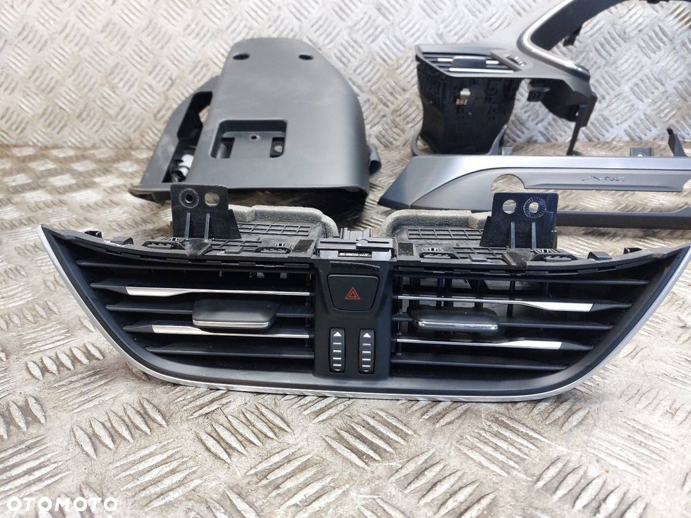 RAMKA LICZNIKA KRATKI NAWIEWU LISTWA OZDOBNA KONSOLI FORD FOCUS MK4 EU - 2