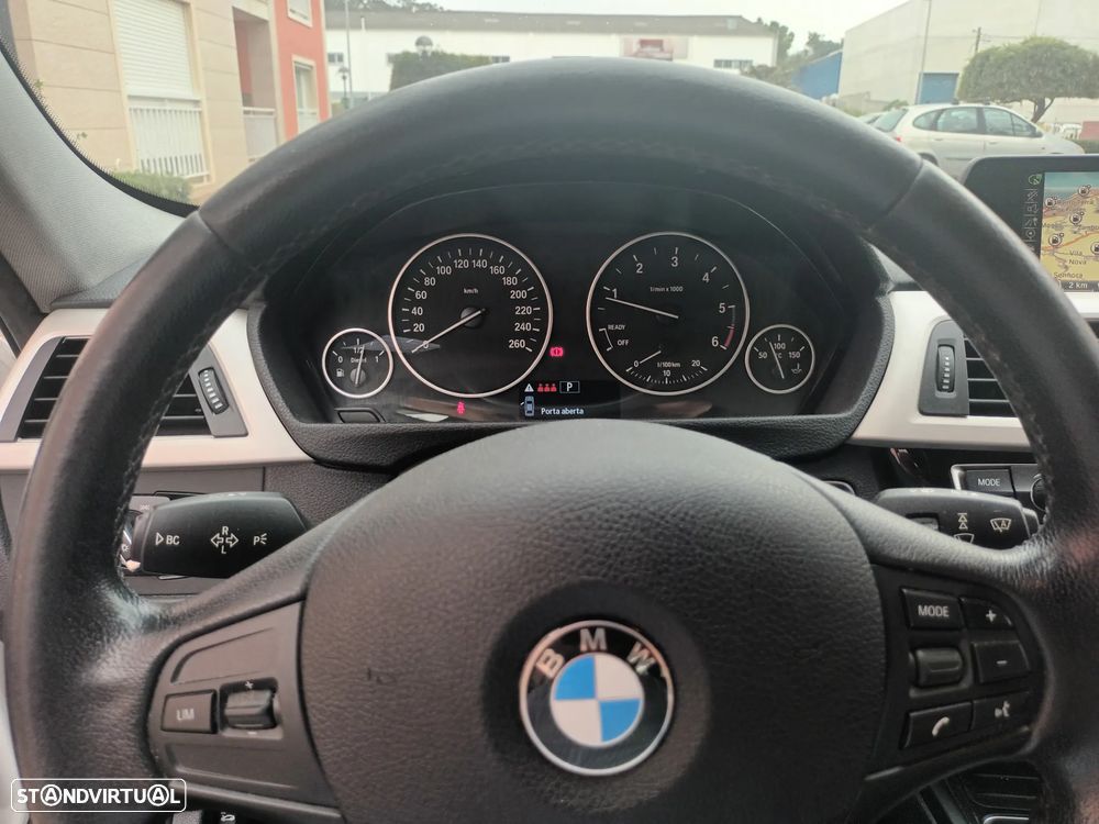 BMW 320 d Touring Advantage Auto - 3
