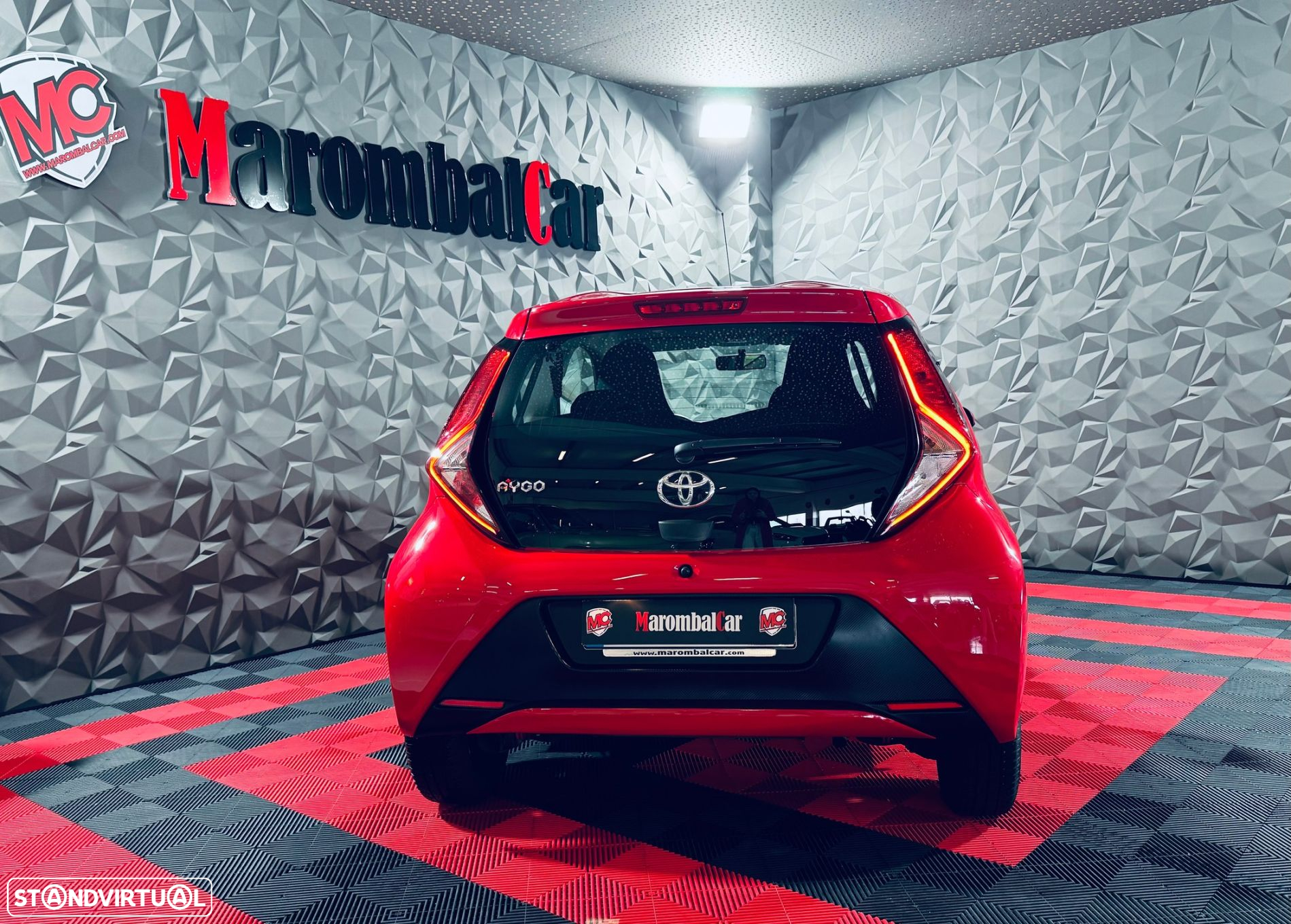 Toyota Aygo 1.0 X-Play Plus - 2