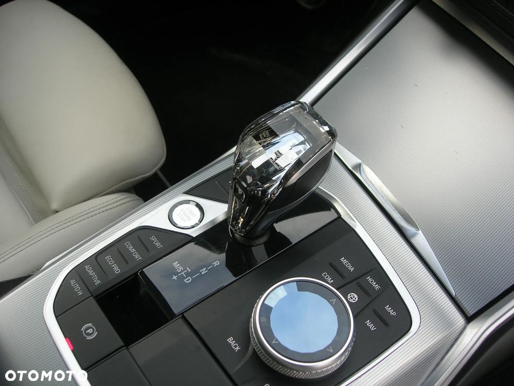 BMW Seria 3 330d xDrive - 28