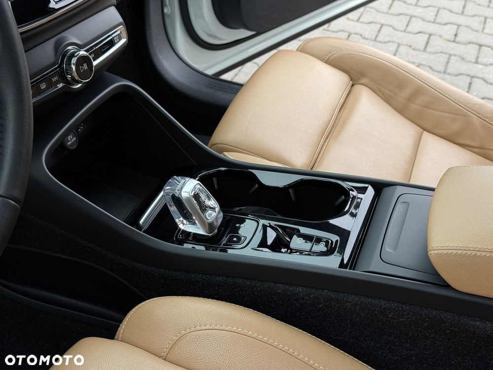 Volvo XC 40 - 25